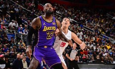 九游娱乐官方-雄鹿主场大胜灰熊，浓眉分独自撑起湖人的简单介绍