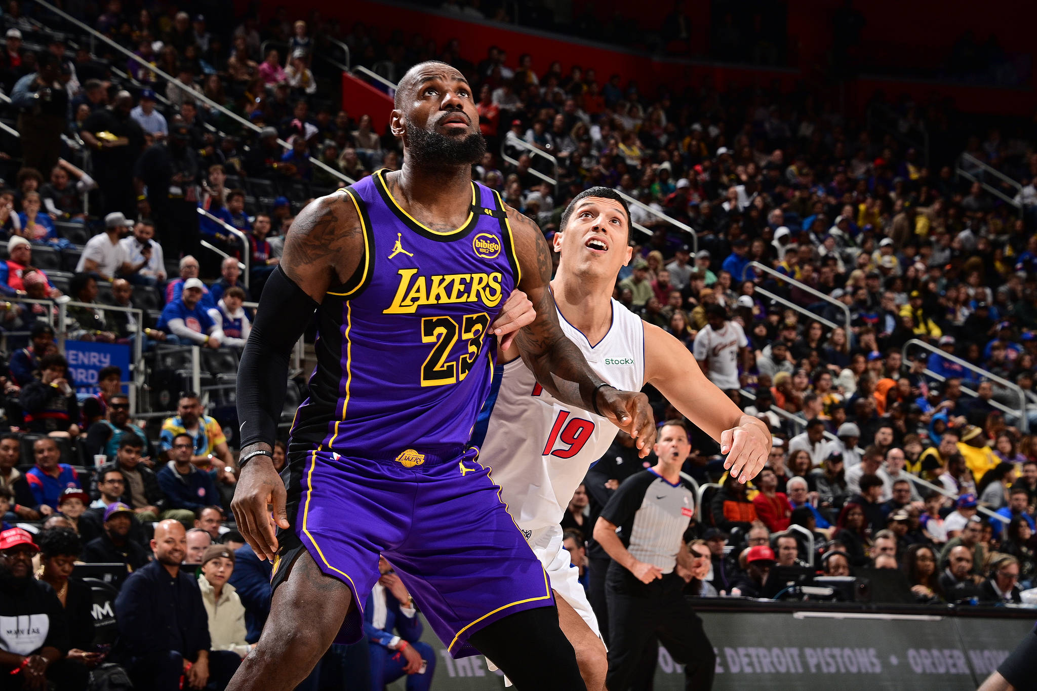 雄鹿主场大胜灰熊,浓眉分独自撑起湖人的简单介绍 雄鹿主场大胜灰熊,浓眉分独自撑起湖人的简单介绍