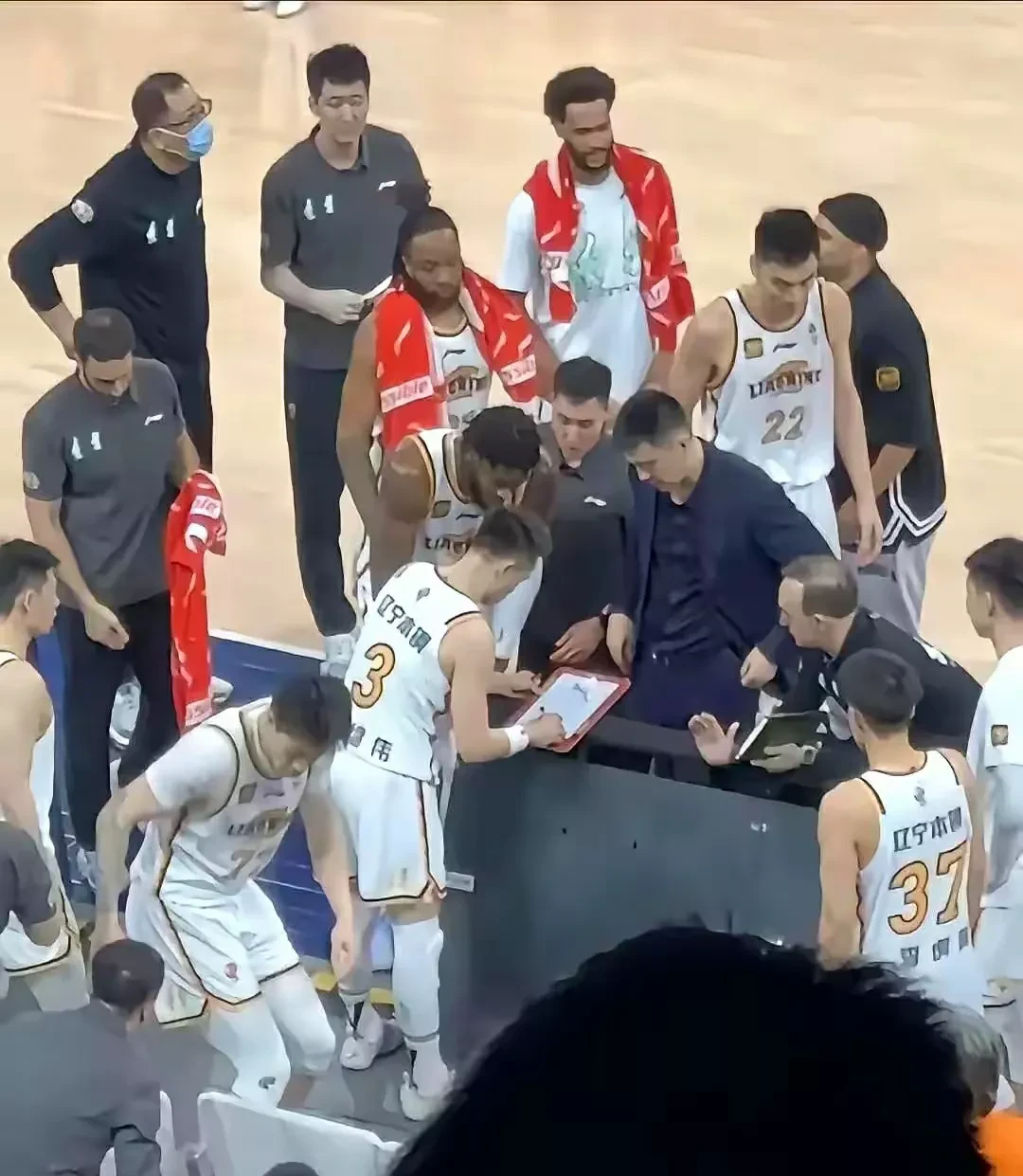 教练战术独到,球队备战冲击胜利 教练战术独到,球队备战冲击胜利