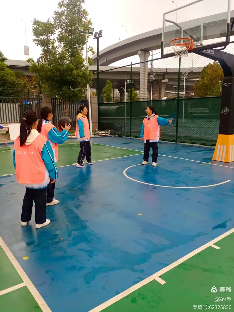 球场传来欢声笑语,观众沉浸其中 球场传来欢声笑语,观众沉浸其中