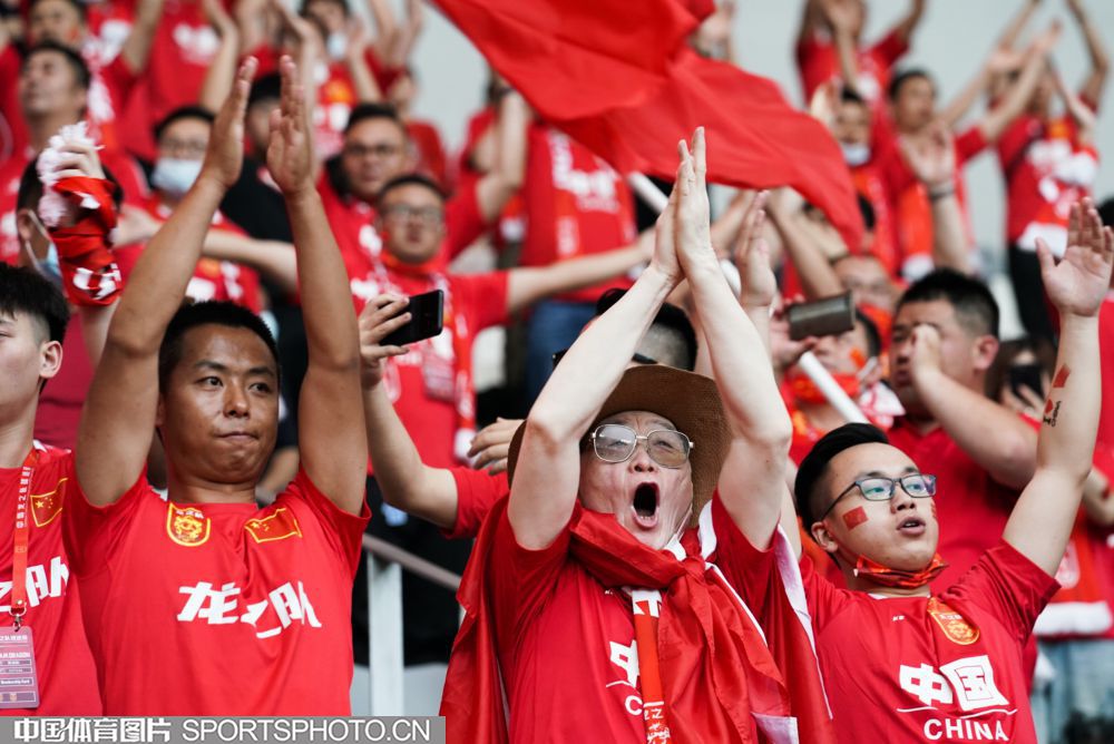 令人激动的比赛在场上上演,球迷热烈欢呼 令人激动的比赛在场上上演,球迷热烈欢呼