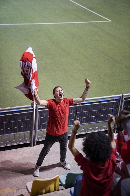 令人激动的比赛在场上上演,球迷热烈欢呼 令人激动的比赛在场上上演,球迷热烈欢呼