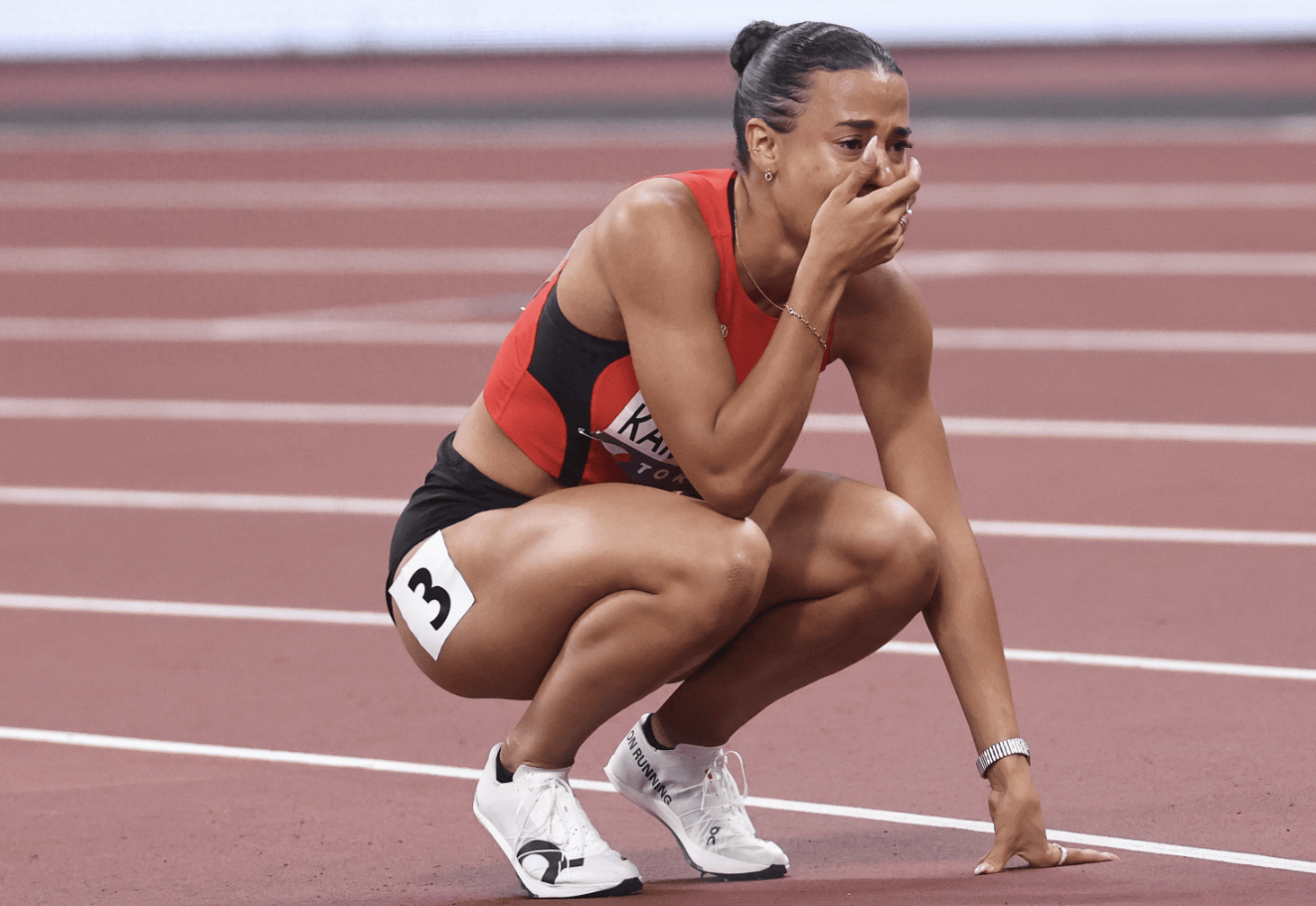 田径项目中女子选手表现出色夺得金牌