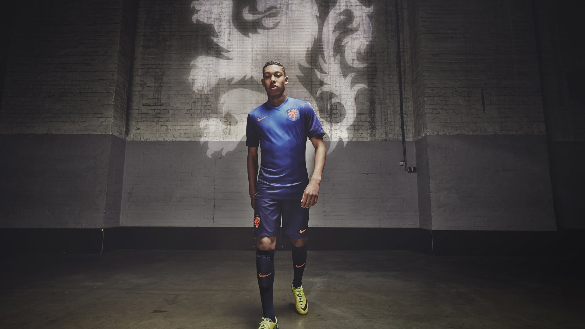 当拉亚的指尖触到佛罗伦萨的穹顶，一场跨越时空的对阵